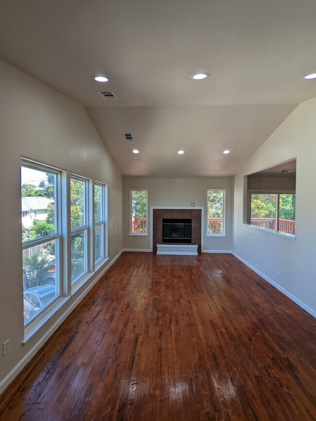 2122 E 20th St in Oakland, CA - Building Photo - Building Photo