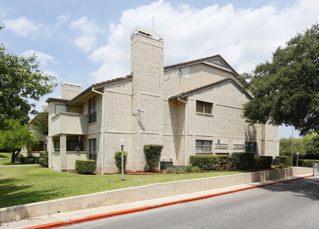 Devonshire Condominiums in San Antonio, TX - Building Photo - Building Photo