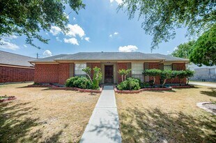 13211 Rosstown Dr in Sugar Land, TX - Building Photo