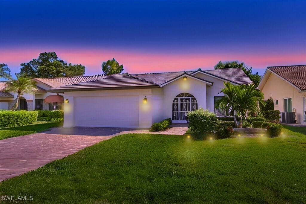 841 Kings Way in Naples, FL - Building Photo