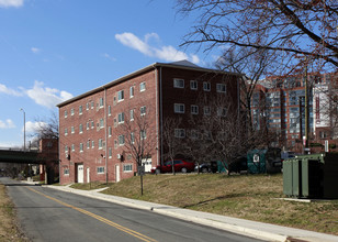 Rhodes Manor Apartments in Arlington, VA - Building Photo - Building Photo