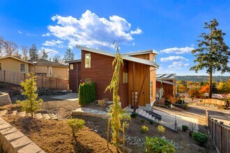 13063 SE 43rd Pl in Bellevue, WA - Building Photo - Building Photo