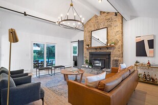 450 Eastward Ct in Mattituck, NY - Building Photo