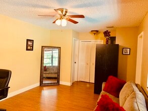 109-1 SW 8th St in Hallandale Beach, FL - Building Photo - Building Photo