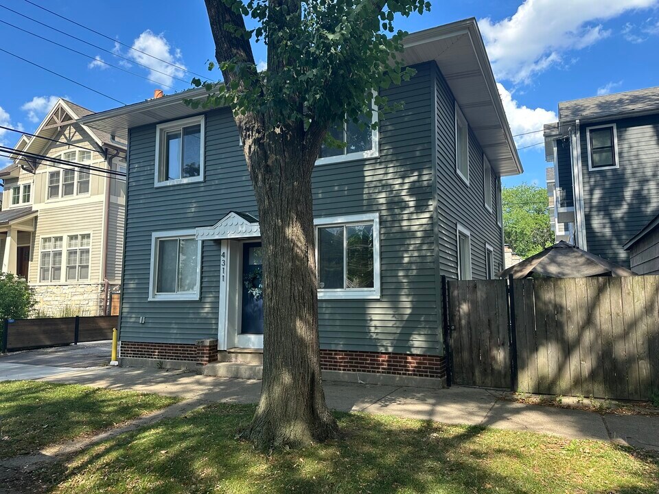 4311 N Claremont Ave in Chicago, IL - Building Photo