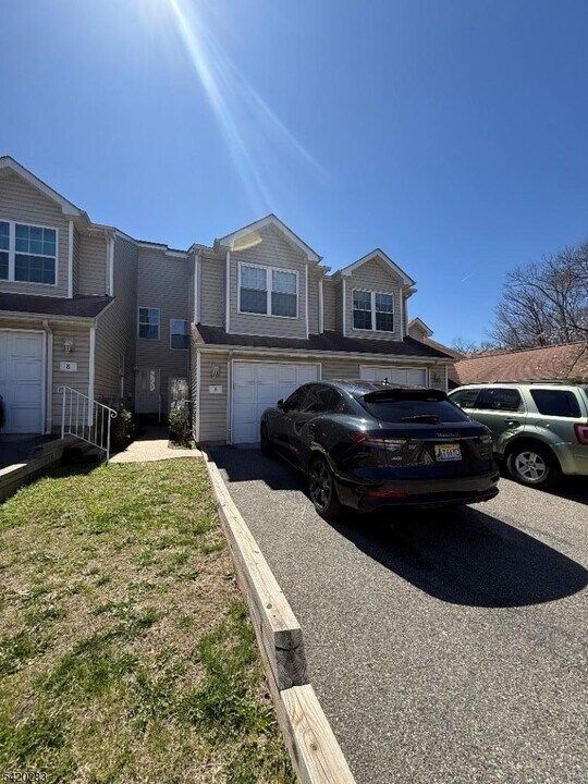 6 Boyard Ct in Franklin Township, NJ - Building Photo