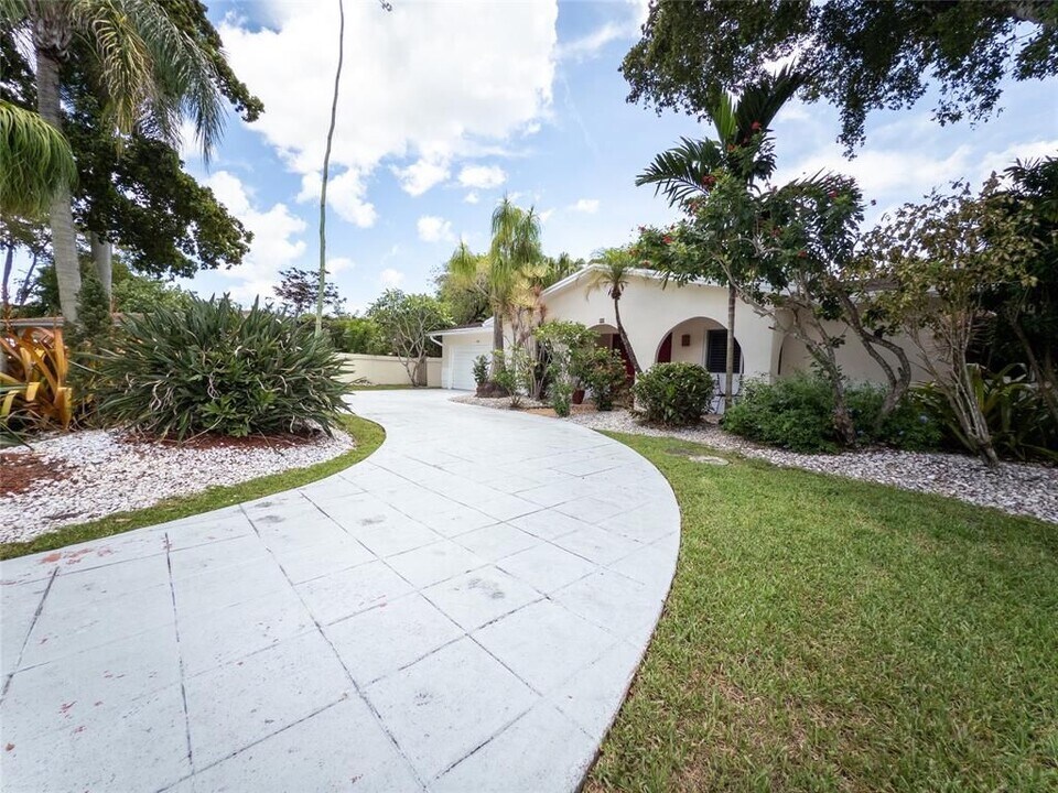 560 SW 62nd Ave in Plantation, FL - Building Photo