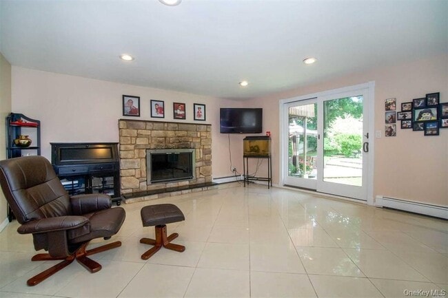 2 Thorne Ct in Bethpage, NY - Foto de edificio - Building Photo