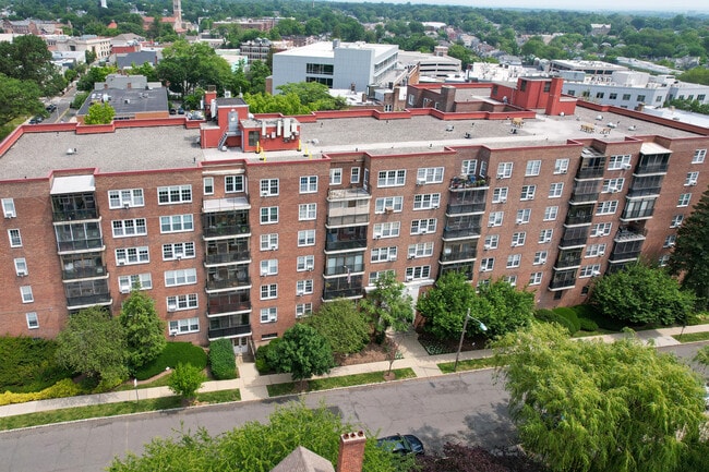 property at 5 Roosevelt Pl