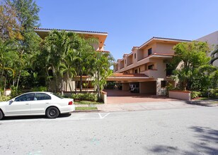 Villas de Majorca in Miami, FL - Foto de edificio - Building Photo