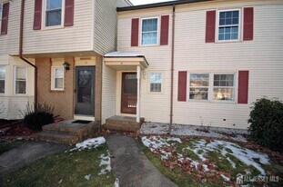 4 White Oaks Dr in Sayreville, NJ - Building Photo