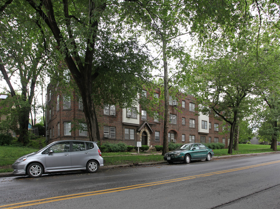 Roanoke Heights in Kansas City, MO - Building Photo