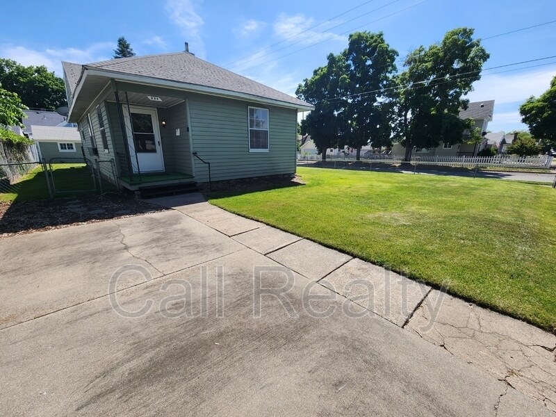 829 W Chelan Ave in Spokane, WA - Building Photo