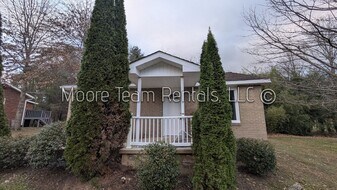 15 Jerry Ln in Hendersonville, NC - Building Photo