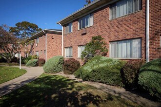 11 S Saxon Ave in Bay Shore, NY - Building Photo - Building Photo