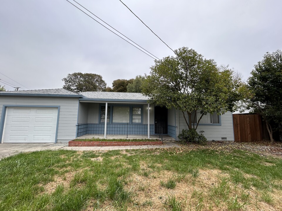 3712 Los Flores Ave in Concord, CA - Foto de edificio