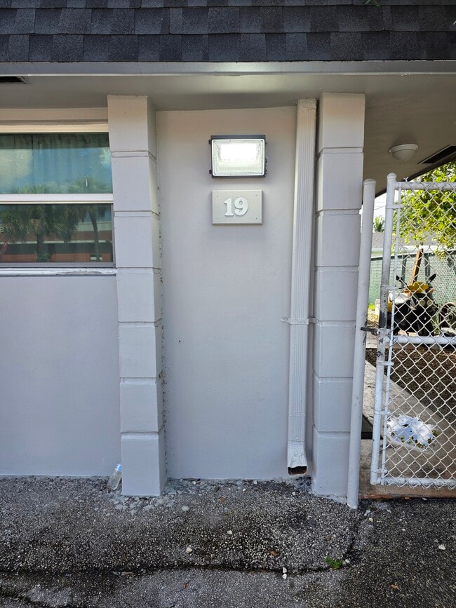 19 SW 14th St in Dania, FL - Building Photo - Building Photo