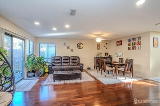 58 Park Gate Dr in Edison, NJ - Building Photo - Building Photo