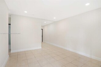 502 NW 7th Ct, Unit B in Hallandale Beach, FL - Building Photo - Building Photo