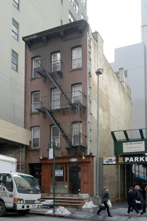 212 E 45th St in New York, NY - Building Photo