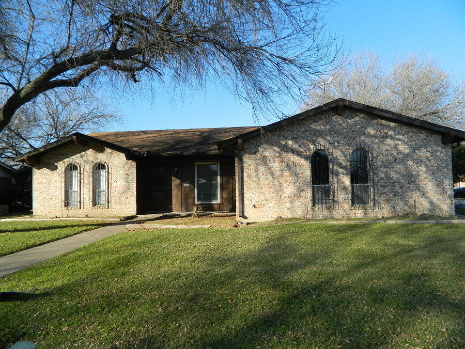 1001 Fairfax Ct in Arlington, TX - Building Photo