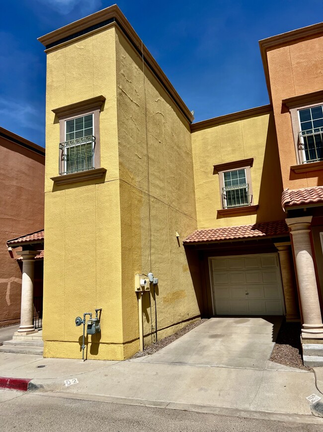 3150 N Yarbrough Dr in El Paso, TX - Building Photo - Building Photo