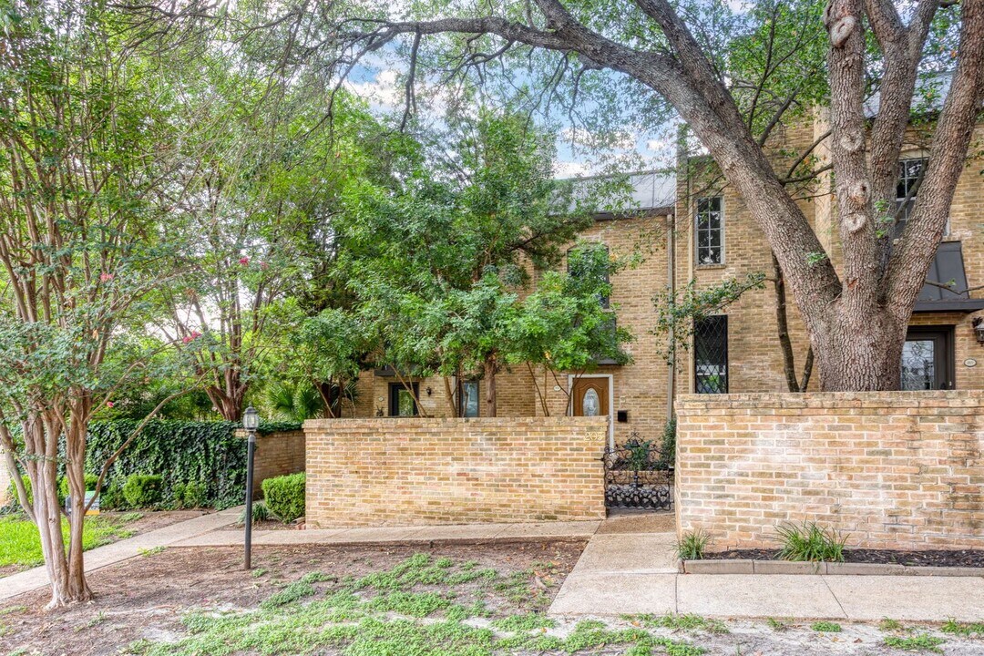 205 Chichester Pl in San Antonio, TX - Building Photo
