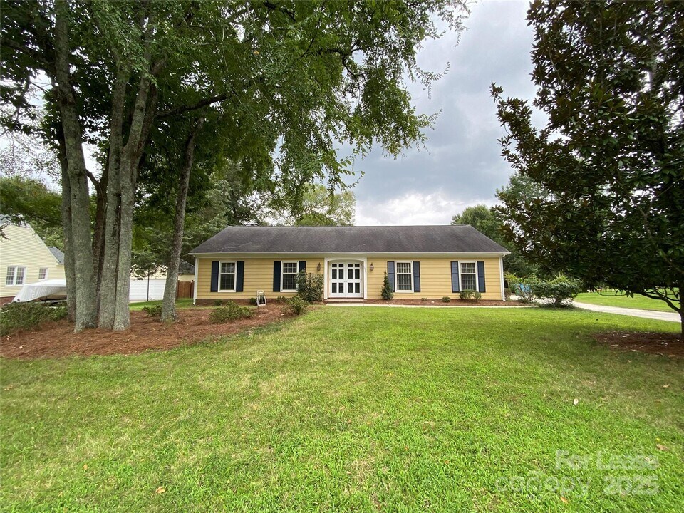 1025 Thornsby Ln in Matthews, NC - Building Photo