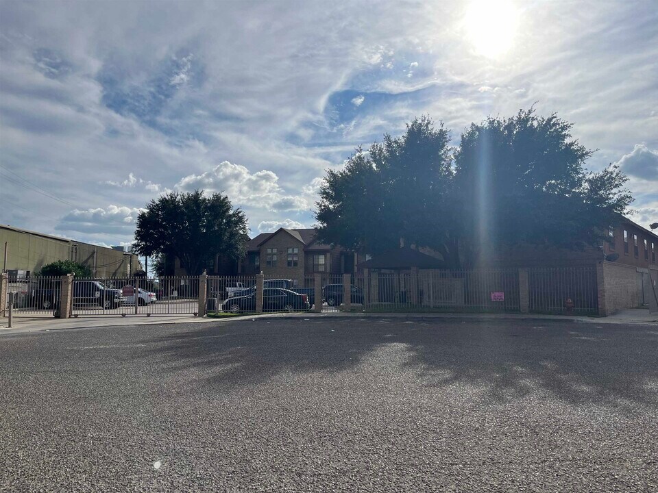 9802 Cantera Ct in Laredo, TX - Building Photo