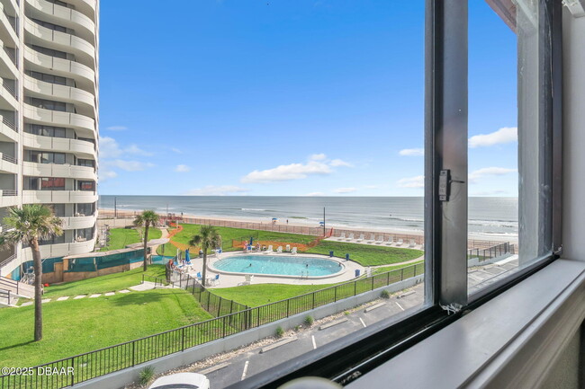 1404 N Atlantic Ave in Daytona Beach, FL - Foto de edificio - Building Photo