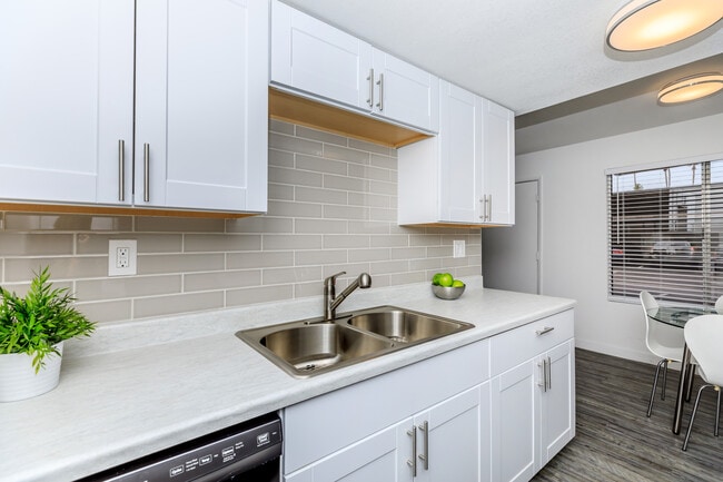 Palisade Park Aparments in Phoenix, AZ - Building Photo - Building Photo