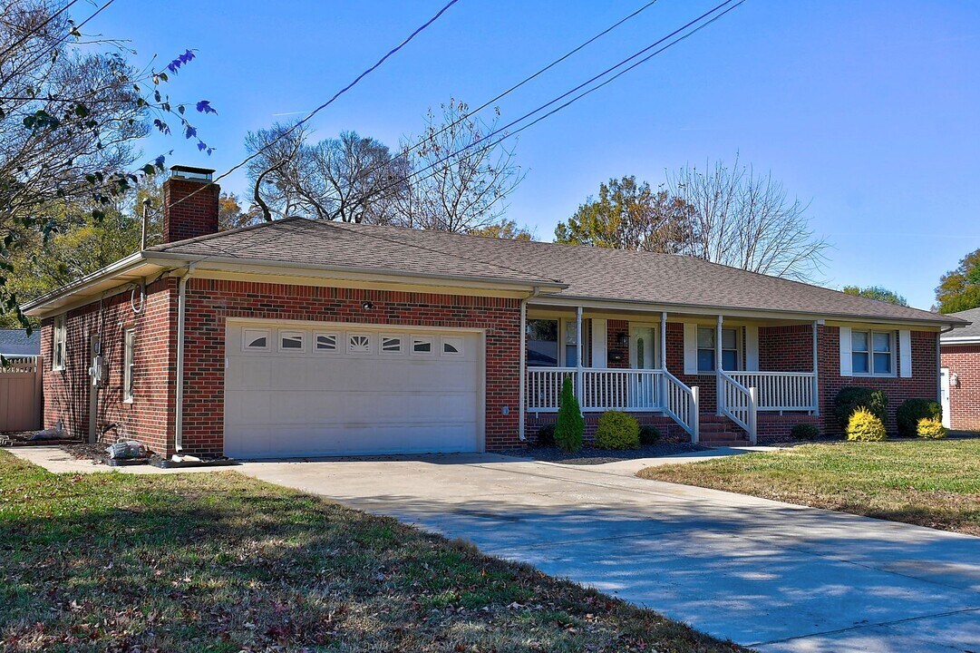 4629 Miles Standish Rd in Virginia Beach, VA - Building Photo