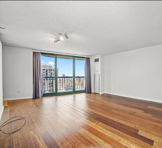 111 W Maple St, Unit #3207 in Chicago, IL - Foto de edificio - Building Photo