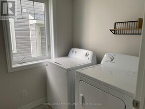 108 Helenium Ln in Ottawa, ON - Building Photo - Building Photo