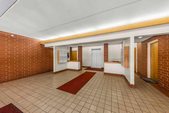 1041 Susan Collins Ln in Oak Park, IL - Building Photo - Building Photo