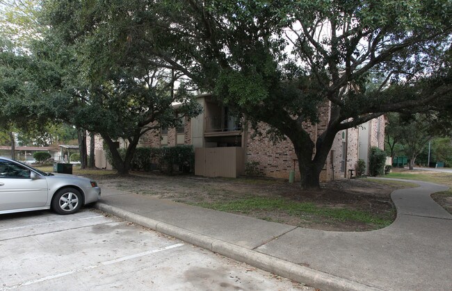 800 Bellshire Apartments in Conroe, TX - Foto de edificio - Building Photo