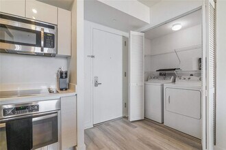 2602 E Hallandale Beach Blvd in Hallandale Beach, FL - Foto de edificio - Building Photo