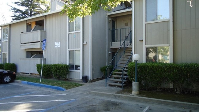 CrossPointe Apartments in Sacramento, CA - Building Photo - Building Photo