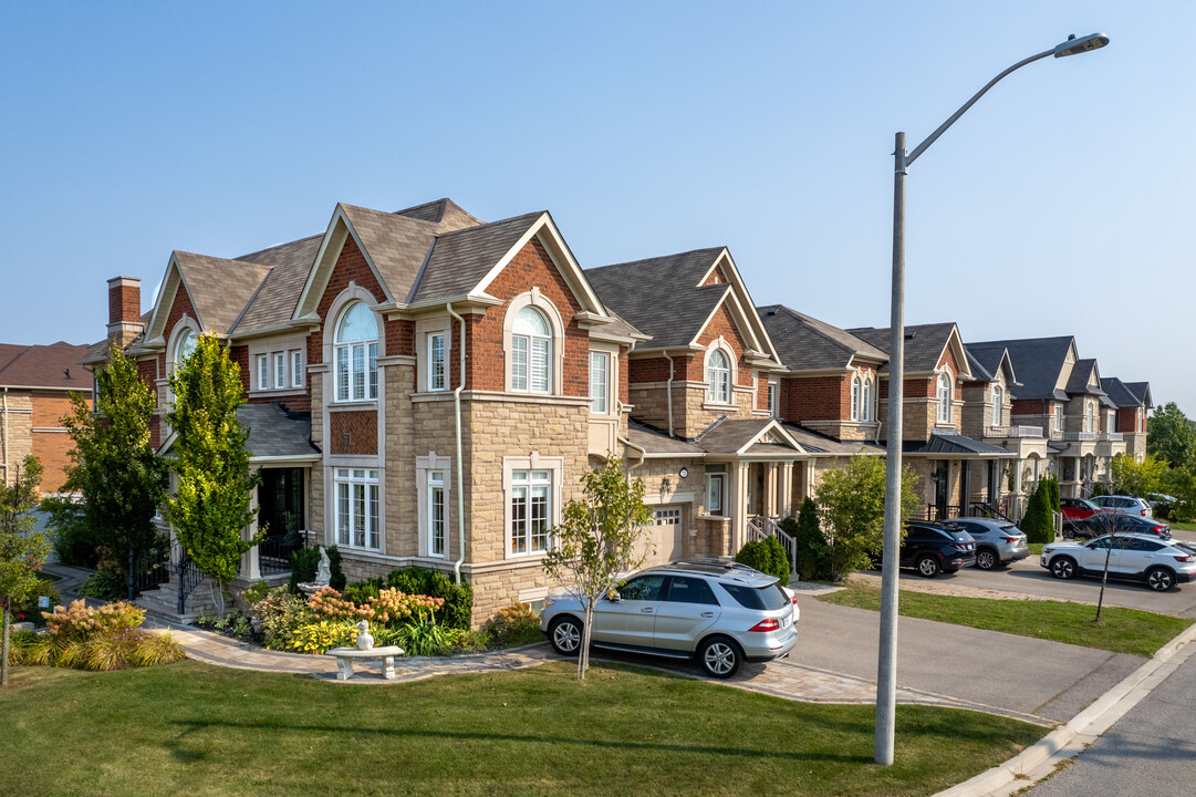 30 Spruce Pine Cres in Vaughan, ON - Building Photo