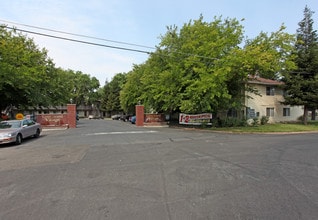 Courtyard Village in West Sacramento, CA - Foto de edificio - Building Photo