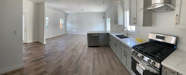 19507 Enadia Way in Reseda, CA - Foto de edificio - Building Photo