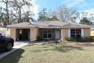 10410 N Connechusett Rd in Tampa, FL - Building Photo