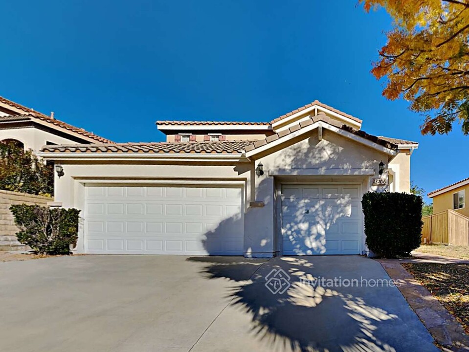 23706 Red Oak Ct in Santa Clarita, CA - Foto de edificio