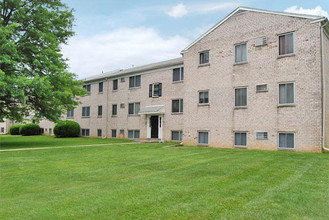 Arrowhead Court Apartments in Aston, PA - Foto de edificio - Building Photo