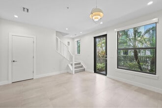 625 NE 22nd Dr in Wilton Manors, FL - Building Photo - Building Photo
