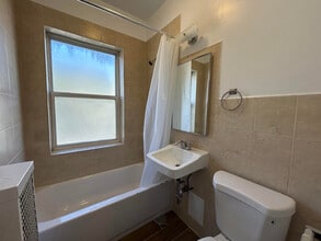 2718 N Milwaukee Ave, Unit 201 in Chicago, IL - Foto de edificio - Building Photo