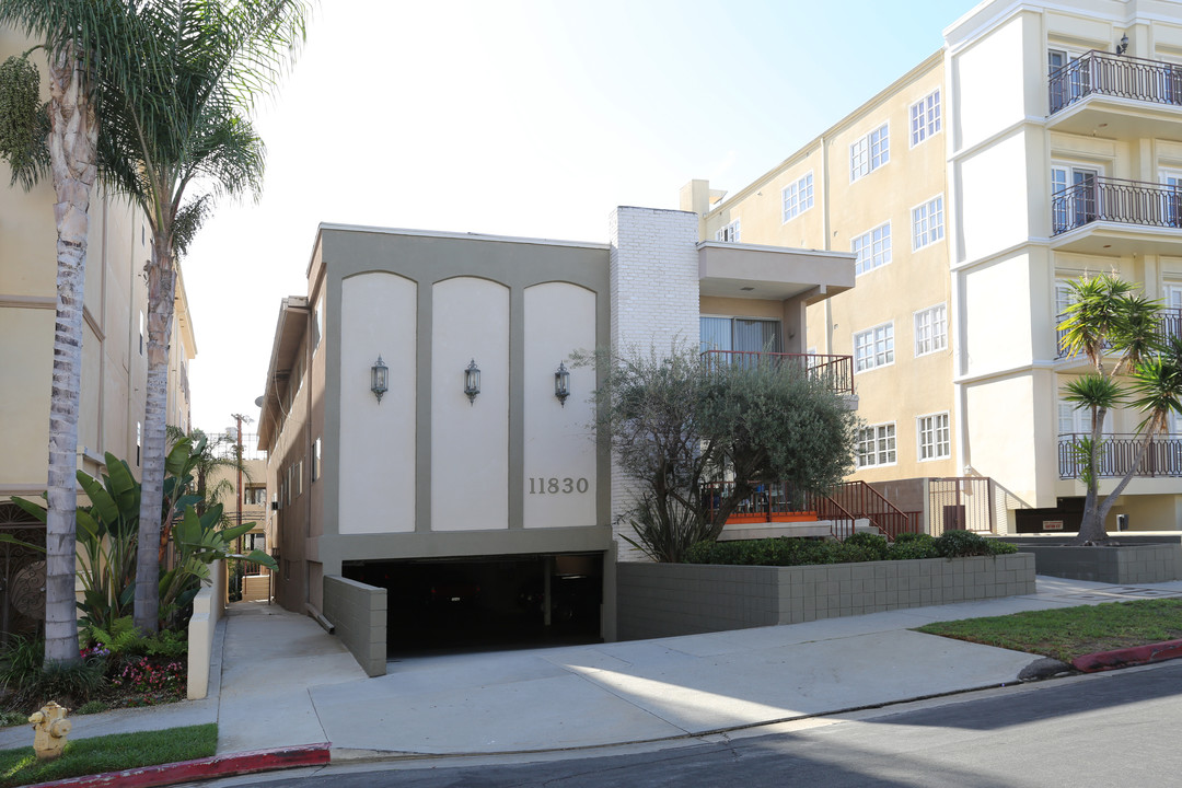 11830 Dorothy St in Los Angeles, CA - Building Photo