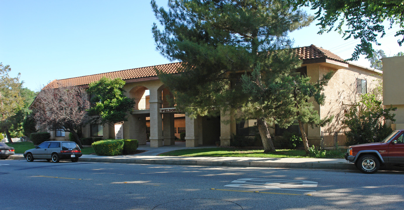 The Eldorado in Newhall, CA - Foto de edificio