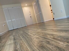 5 Nabby Rd, Unit B147 in Danbury, CT - Building Photo