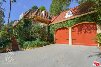 2573 Hutton Dr in Beverly Hills, CA - Foto de edificio - Building Photo